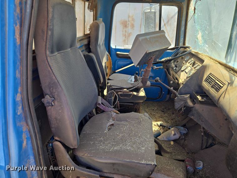 image for item ET1497 1987 Ford LN8000 feed mixer truck