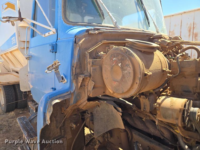 image for item ET1497 1987 Ford LN8000 feed mixer truck