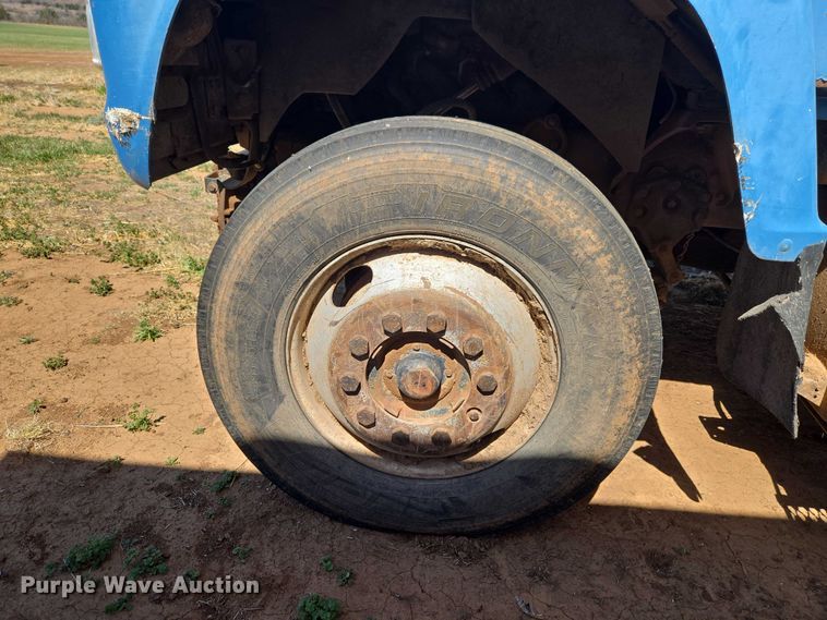 image for item ET1497 1987 Ford LN8000 feed mixer truck