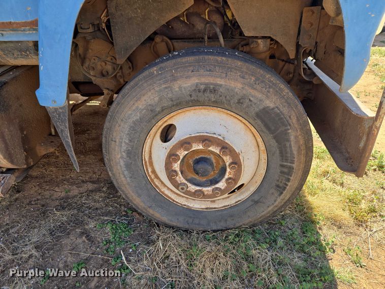 image for item ET1497 1987 Ford LN8000 feed mixer truck