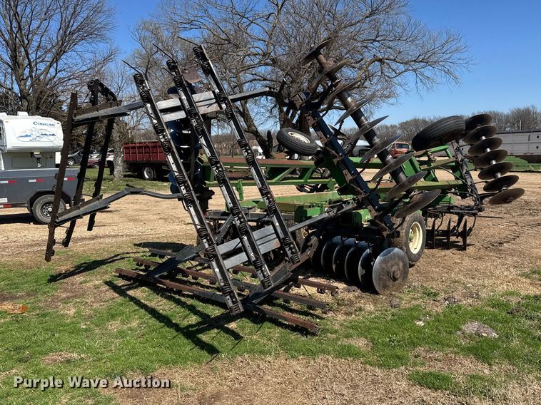 image for item ET1674 John Deere 630 tandem disk