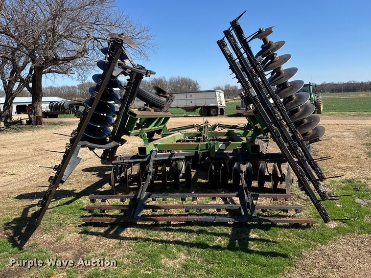 image for item ET1674 John Deere 630 tandem disk