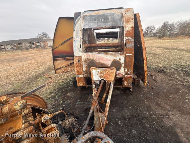 image for item EV2796 Vermeer round baler