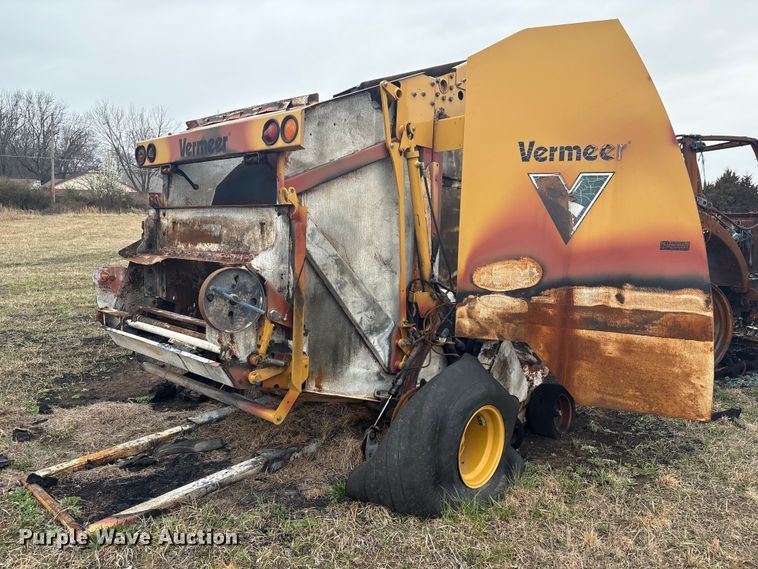 image for item EV2796 Vermeer round baler