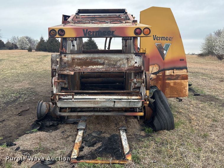 image for item EV2796 Vermeer round baler