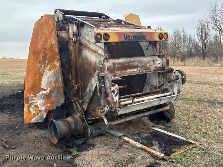 image for item EV2796 Vermeer round baler