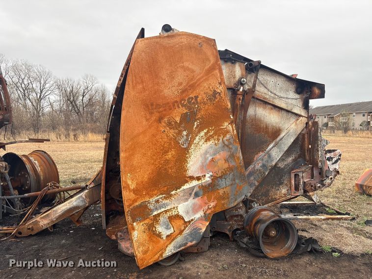 image for item EV2796 Vermeer round baler