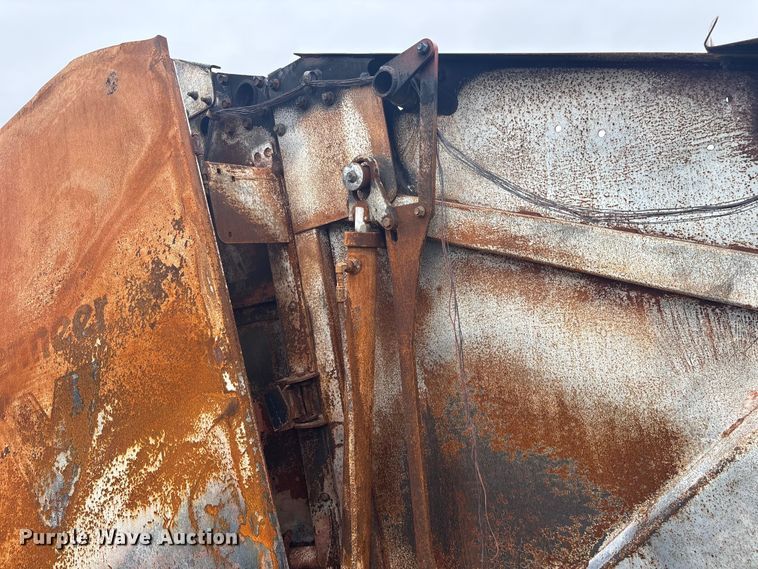 image for item EV2796 Vermeer round baler