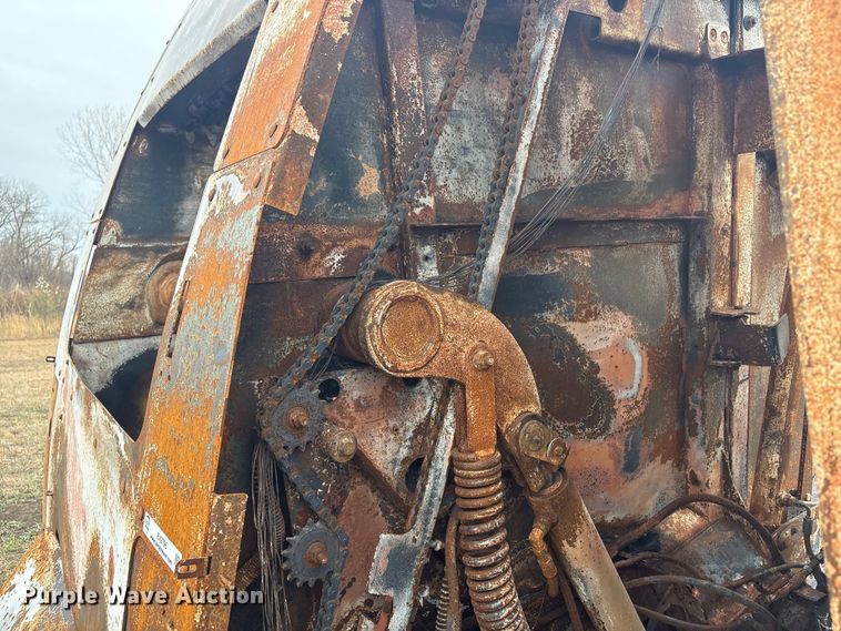 image for item EV2796 Vermeer round baler