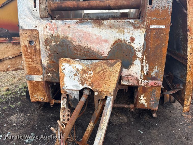 image for item EV2796 Vermeer round baler