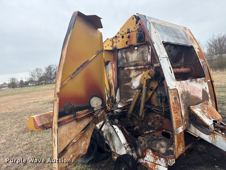 image for item EV2796 Vermeer round baler