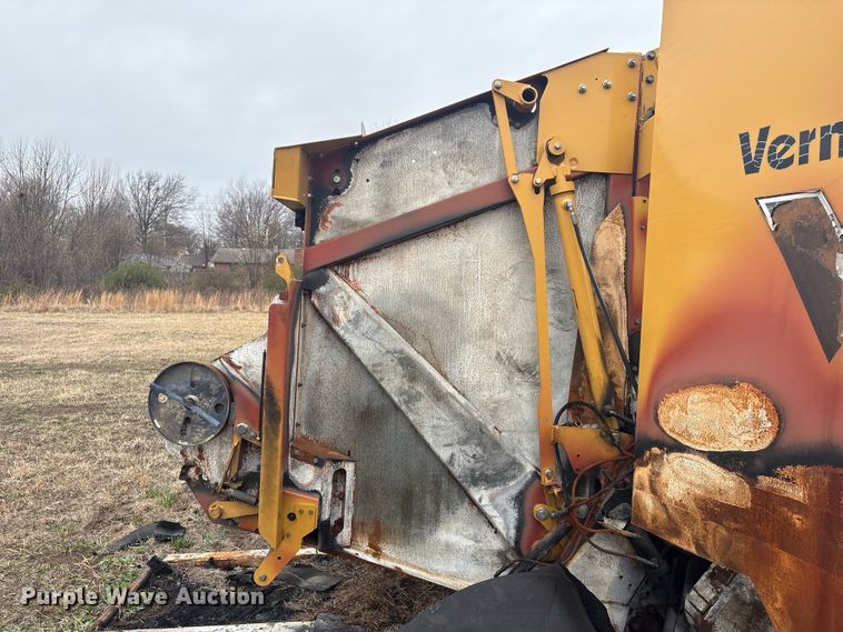 image for item EV2796 Vermeer round baler