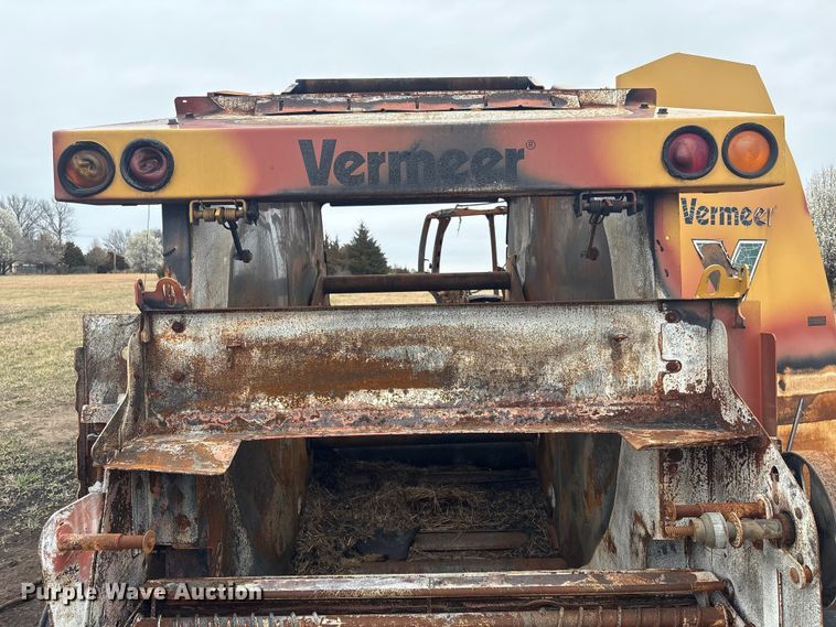 image for item EV2796 Vermeer round baler