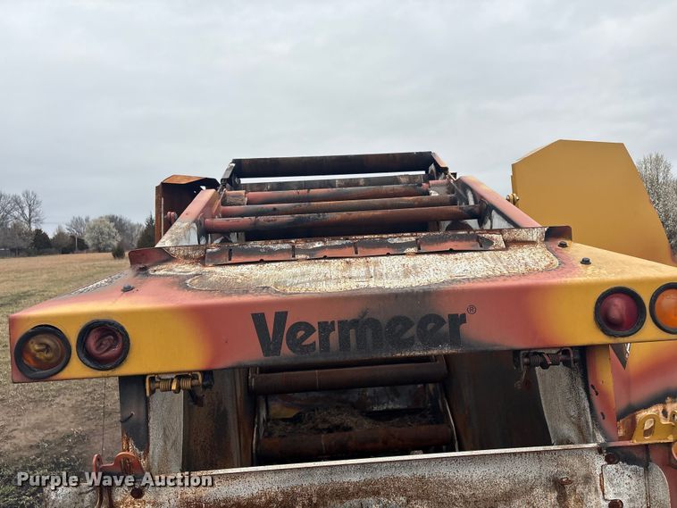 image for item EV2796 Vermeer round baler