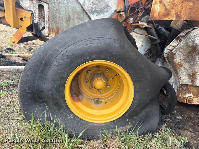 image for item EV2796 Vermeer round baler