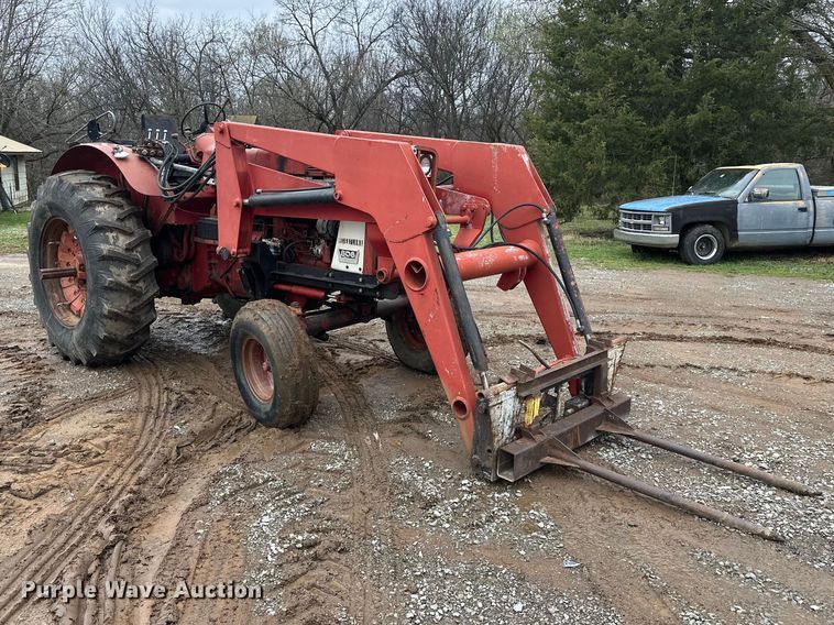 image for item EV2835 1967 International 806 tractor