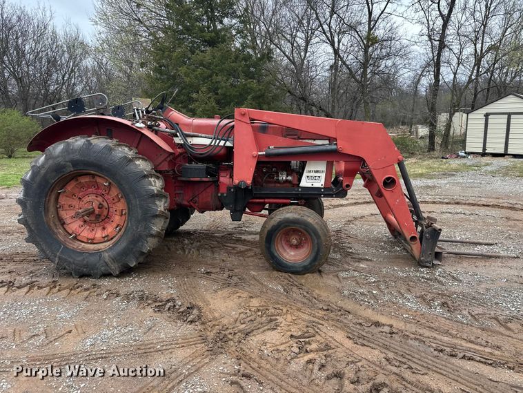 image for item EV2835 1967 International 806 tractor