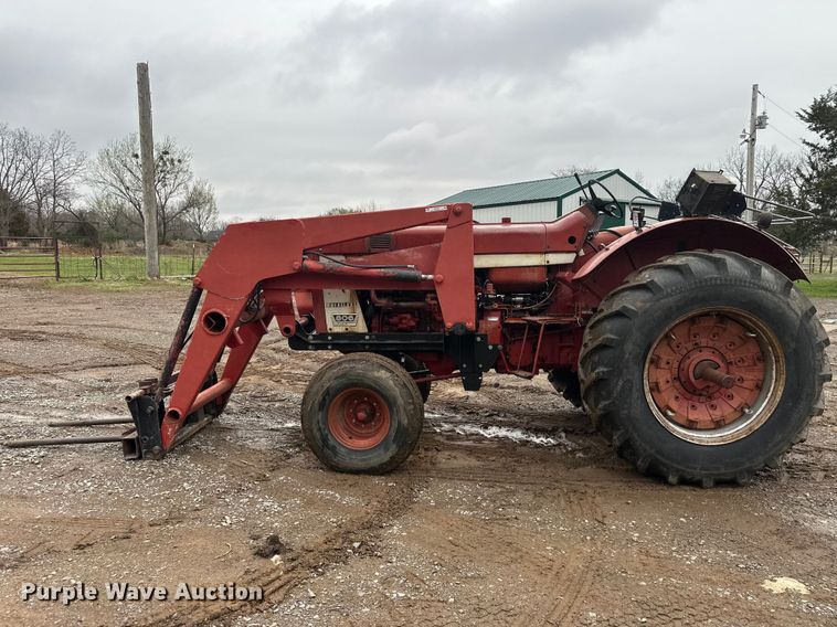 image for item EV2835 1967 International 806 tractor