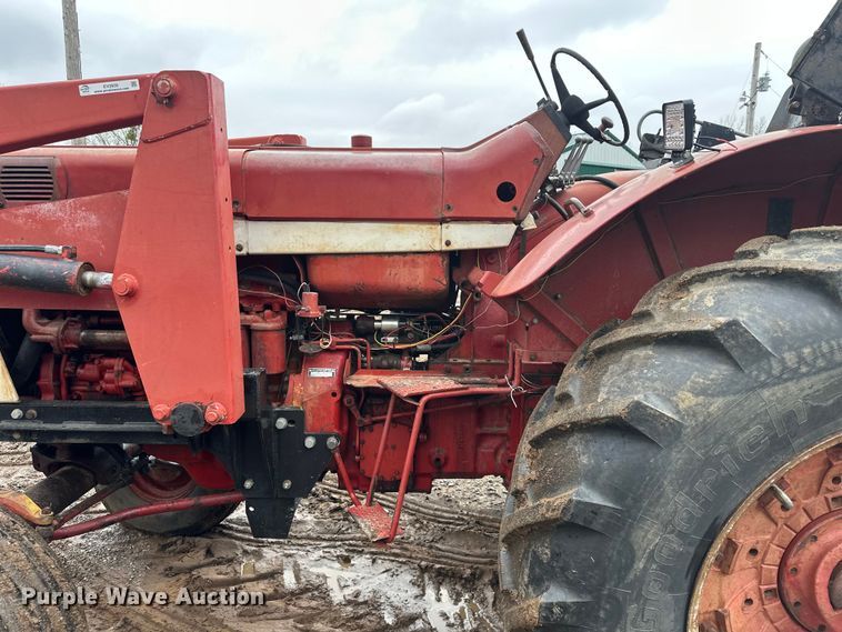 image for item EV2835 1967 International 806 tractor