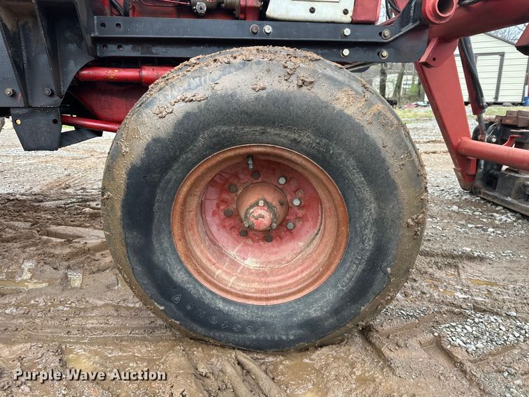 image for item EV2835 1967 International 806 tractor