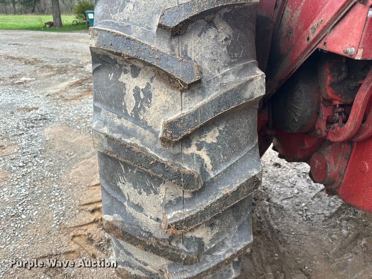 image for item EV2835 1967 International 806 tractor