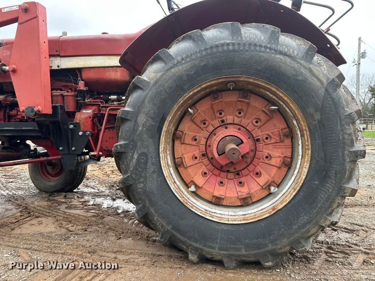 image for item EV2835 1967 International 806 tractor