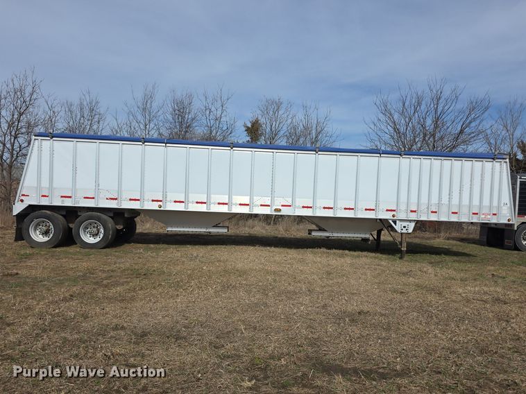 image for item FI0881 2013 Cornhusker 800 ALSR grain trailer