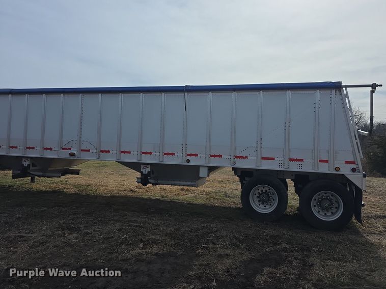 image for item FI0881 2013 Cornhusker 800 ALSR grain trailer