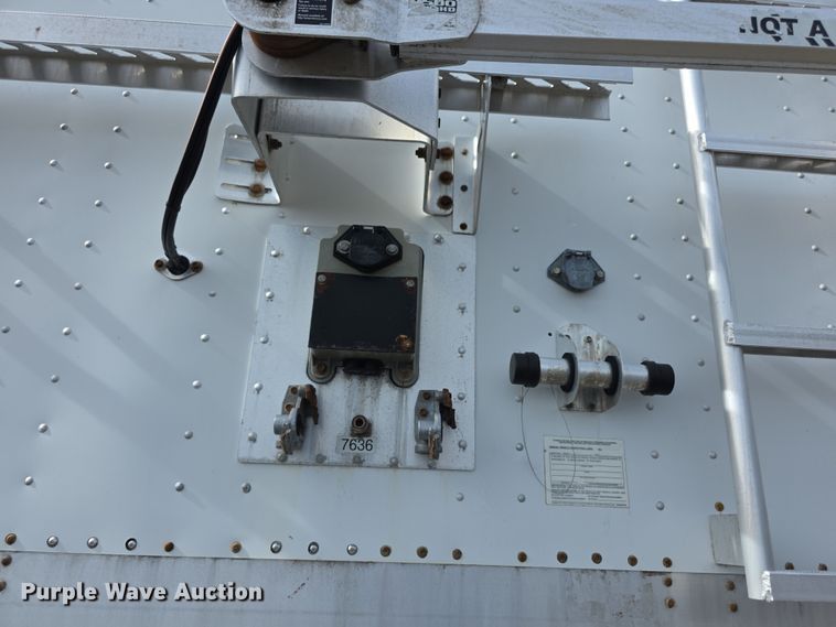 image for item FI0881 2013 Cornhusker 800 ALSR grain trailer