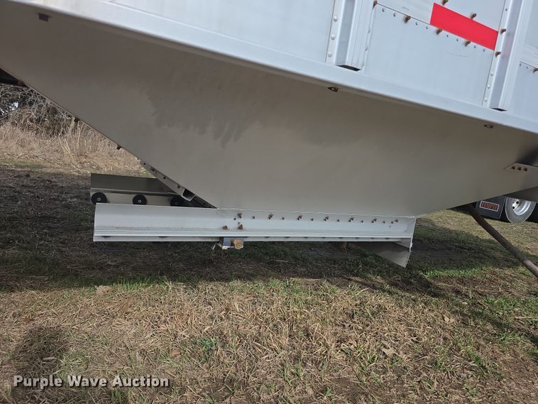 image for item FI0881 2013 Cornhusker 800 ALSR grain trailer