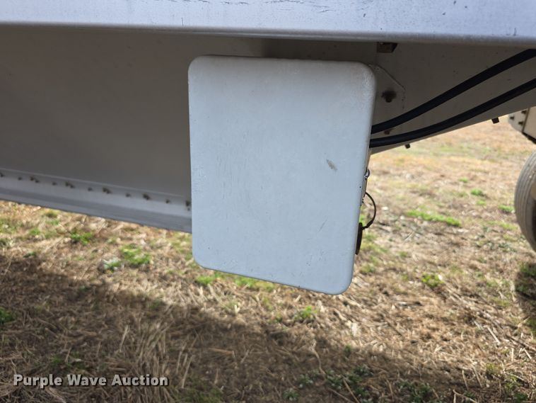 image for item FI0881 2013 Cornhusker 800 ALSR grain trailer