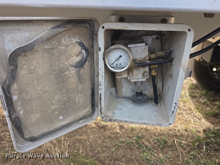 image for item FI0881 2013 Cornhusker 800 ALSR grain trailer