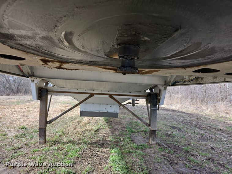 image for item FI0881 2013 Cornhusker 800 ALSR grain trailer