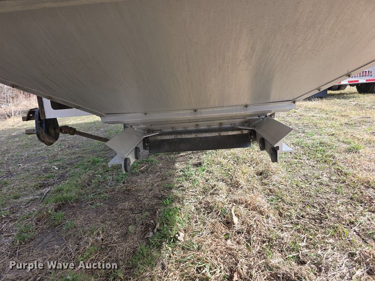 image for item FI0881 2013 Cornhusker 800 ALSR grain trailer