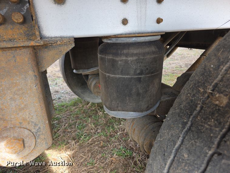 image for item FI0881 2013 Cornhusker 800 ALSR grain trailer