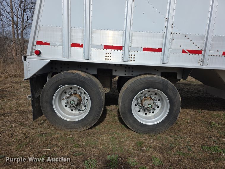 image for item FI0881 2013 Cornhusker 800 ALSR grain trailer