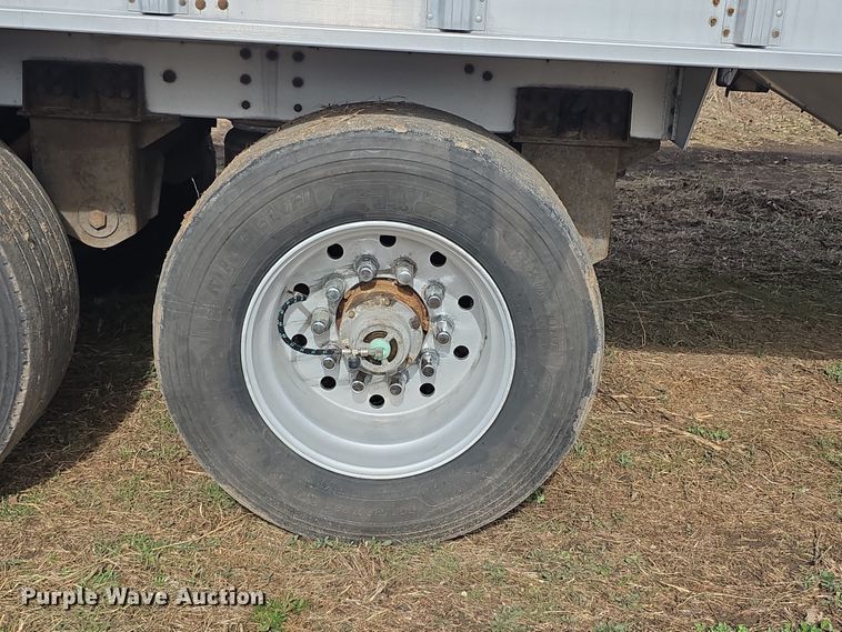 image for item FI0881 2013 Cornhusker 800 ALSR grain trailer