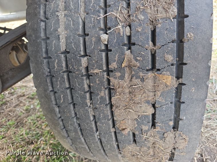 image for item FI0881 2013 Cornhusker 800 ALSR grain trailer