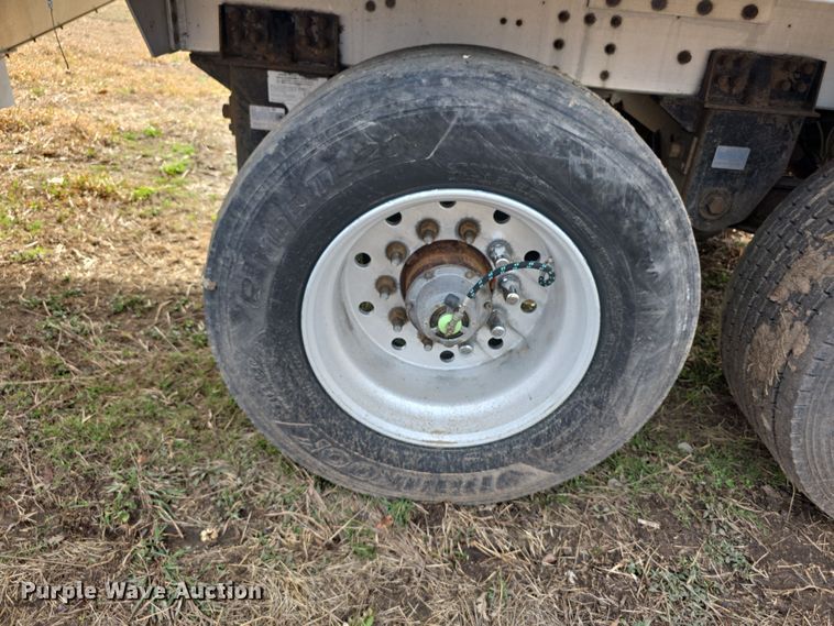 image for item FI0881 2013 Cornhusker 800 ALSR grain trailer