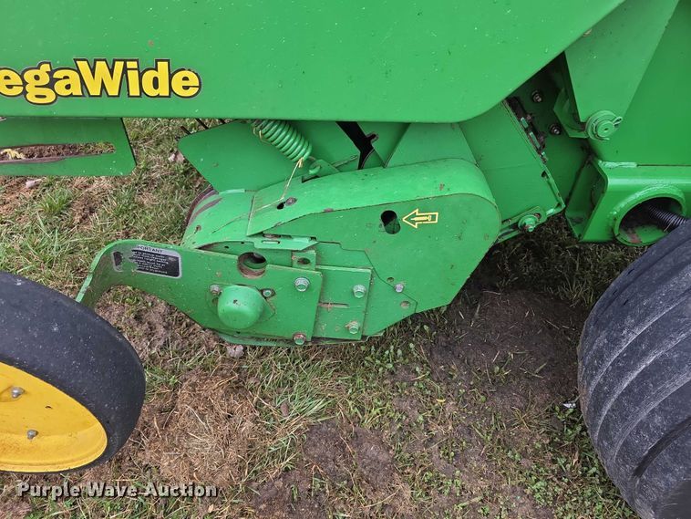 image for item FI0904 2003 John Deere 567 MegaWide round baler