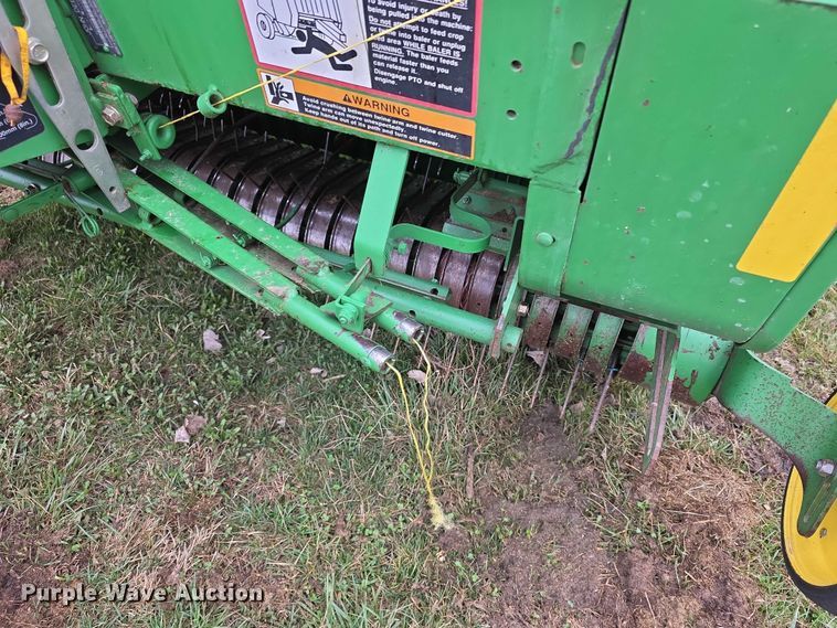 image for item FI0904 2003 John Deere 567 MegaWide round baler