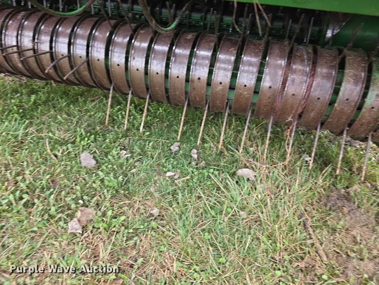 image for item FI0904 2003 John Deere 567 MegaWide round baler