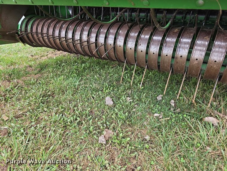 image for item FI0904 2003 John Deere 567 MegaWide round baler