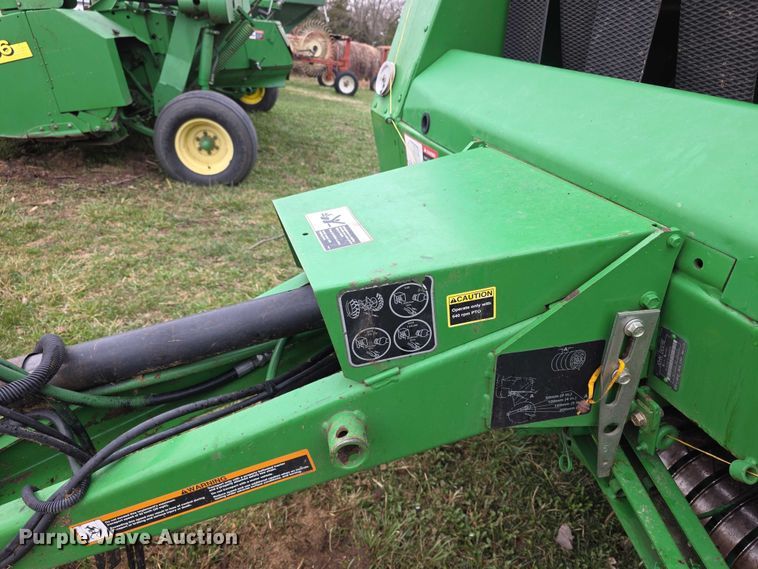 image for item FI0904 2003 John Deere 567 MegaWide round baler