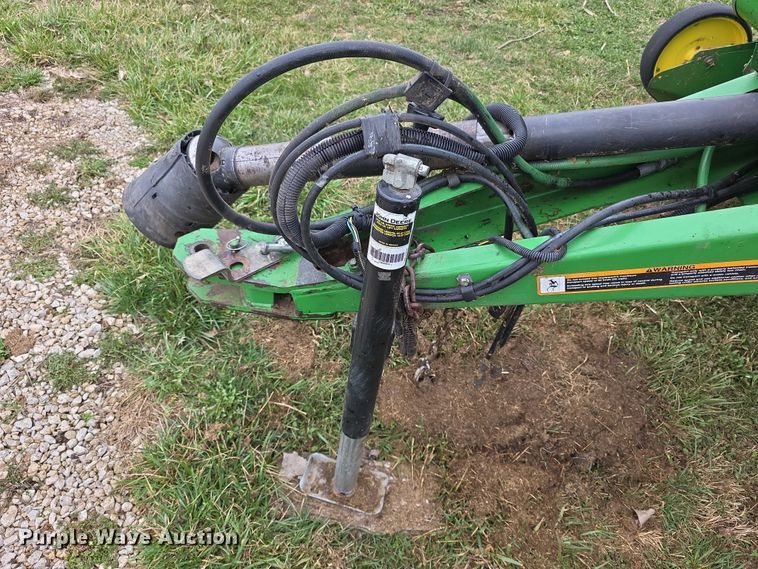 image for item FI0904 2003 John Deere 567 MegaWide round baler