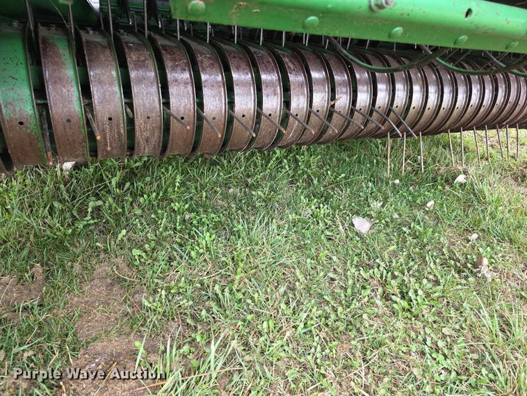image for item FI0904 2003 John Deere 567 MegaWide round baler