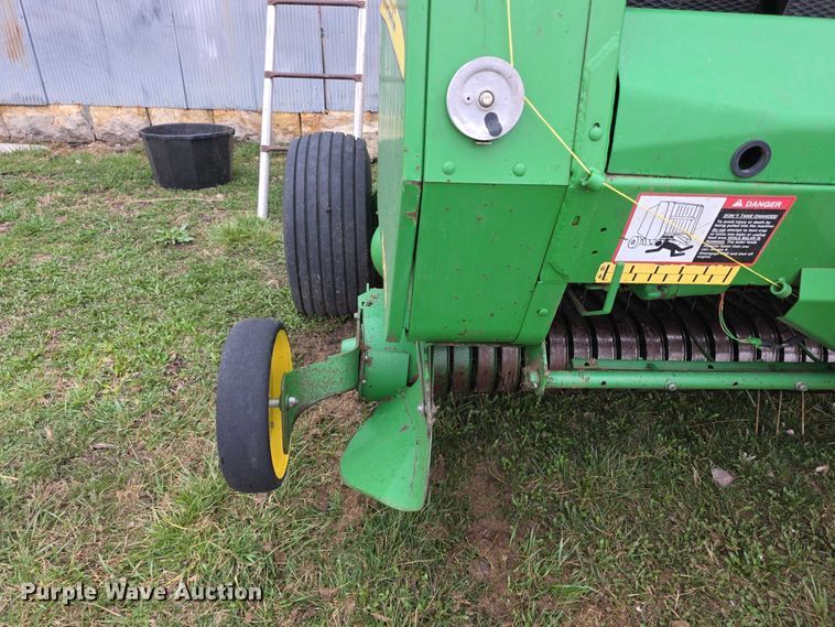 image for item FI0904 2003 John Deere 567 MegaWide round baler