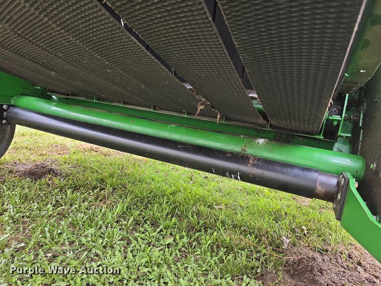 image for item FI0904 2003 John Deere 567 MegaWide round baler