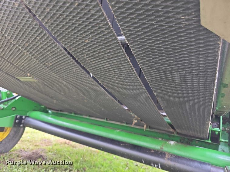 image for item FI0904 2003 John Deere 567 MegaWide round baler