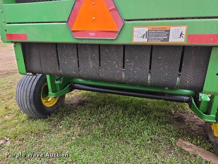 image for item FI0904 2003 John Deere 567 MegaWide round baler